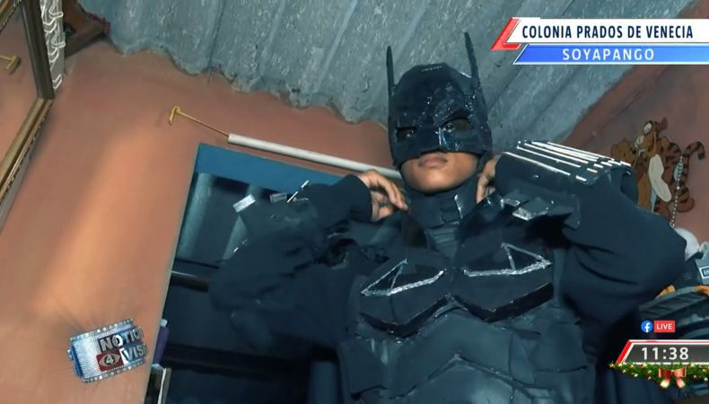 Un super héroe nace en la oscuridad de la noche en Soyapango