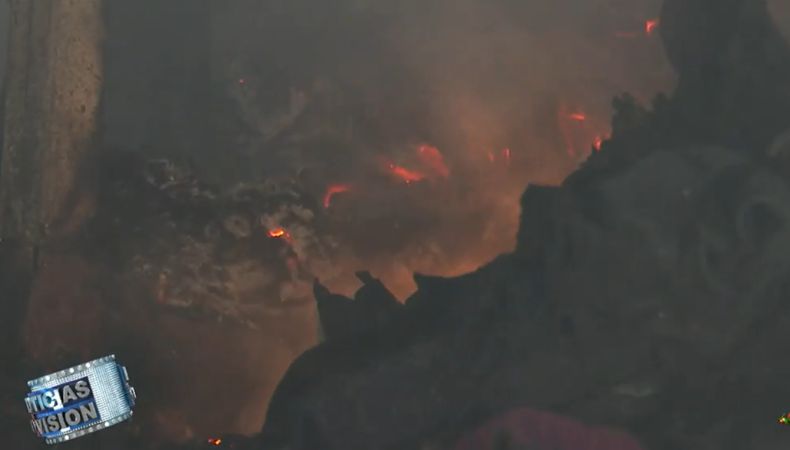 Trabajan para extinguir llamas de incendio estructural en Ilopango