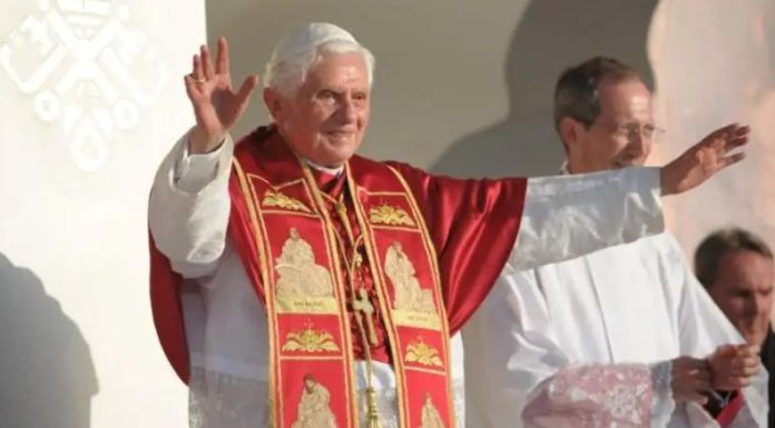 Benedicto XVI fue la “mano derecha de San Juan Pablo II”: padre Edwin Baños