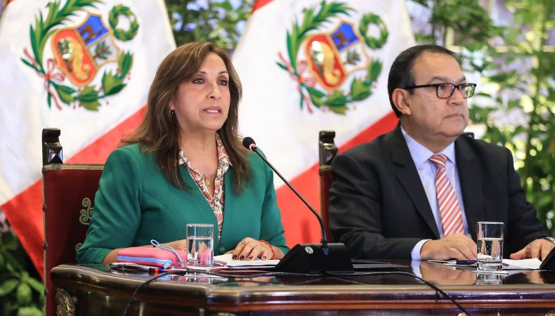 Presidenta de Perú pide dejar los bloqueos en calles y armar una mesa de diálogo