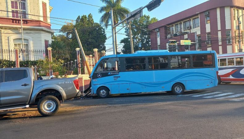 Aparatoso accidente reporta una persona lesionada