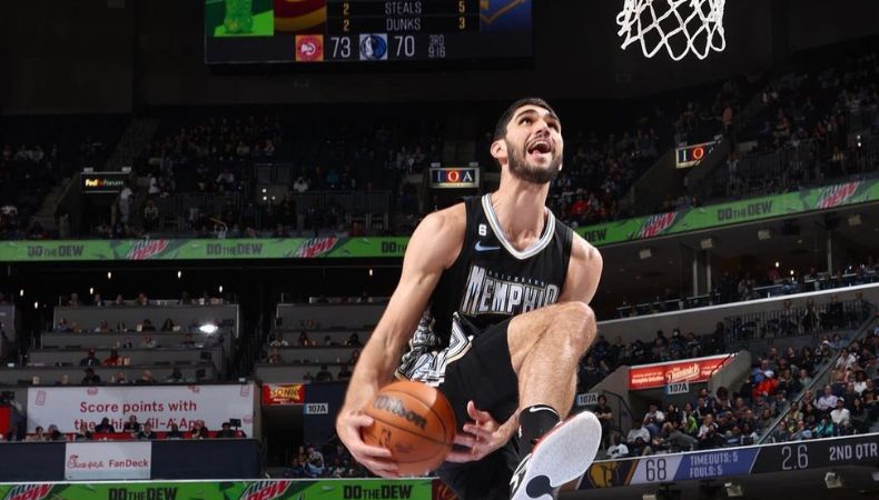 Grizzlies ganaron agónicamente ante los Cavs