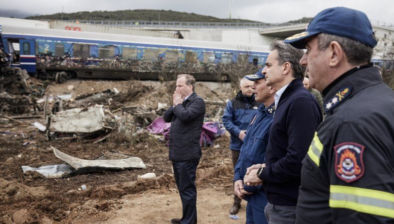 Renuncia el ministro de Transporte de Grecia tras la colisión de dos trenes