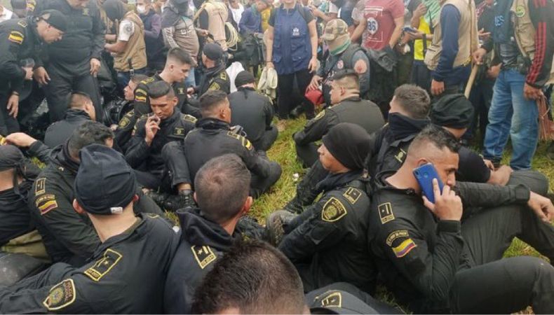 ¡Policías son secuestrados por campesinos en Colombia!