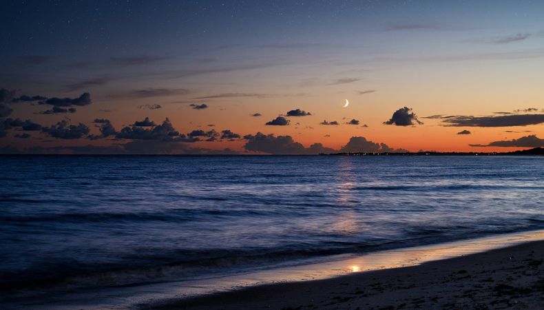 ¡Los riesgos de nadar en la playa durante la noche!