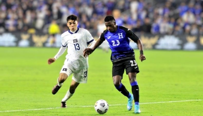 Honduras le vuelve a pegar a El Salvador