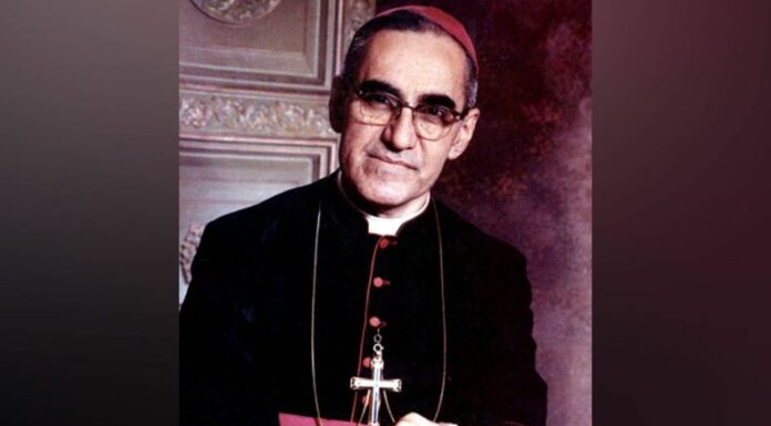 Desde tempranas horas centenares de feligreses llegaron a la cripta de San Óscar Arnulfo Romero, con el motivo de su cumpleaños 107.