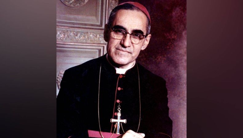 Desde tempranas horas centenares de feligreses llegaron a la cripta de San Óscar Arnulfo Romero, con el motivo de su cumpleaños 107.