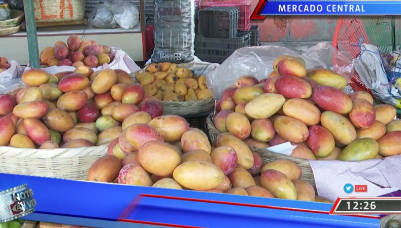 Los jocotes y mangos, los manjares especiales del mercado central
