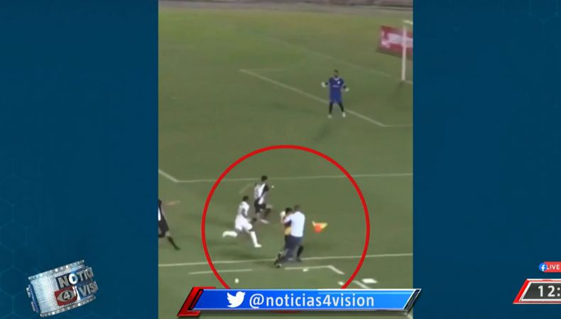 Árbitro de línea choca contra entrenador en plena carrera