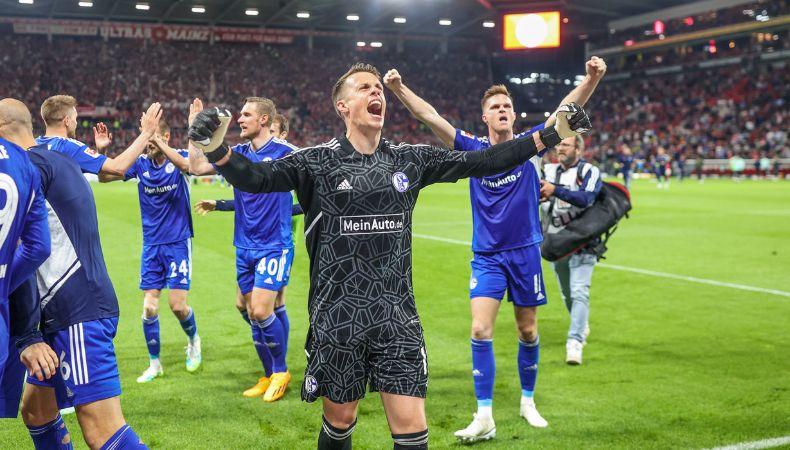 Schalke sale de momento del descenso en la Bundesliga