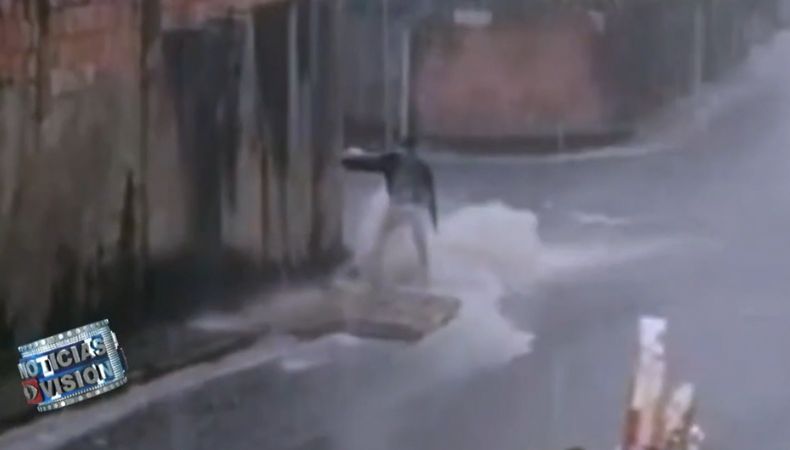 Colchón arrolla a hombre durante tormenta