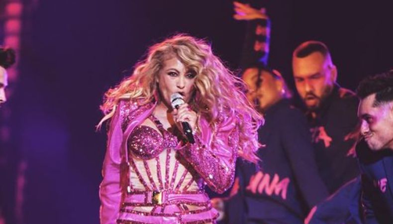 Paulina Rubio en pleno concierto olvida la letra de la canción “Mio”