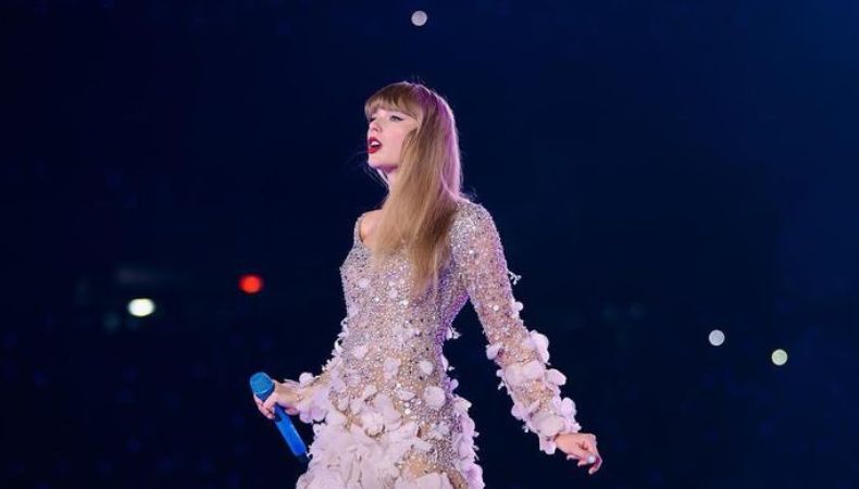¡En pleno concierto! Taylor Swift se traga un insecto