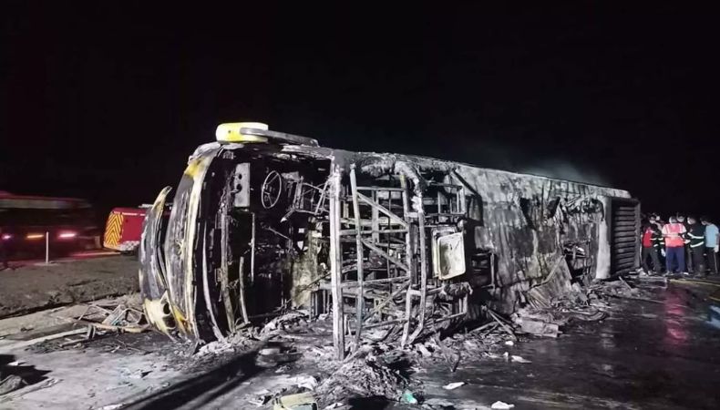 Incendio de autobús deja 25 muertos, entre ellos tres niños en India