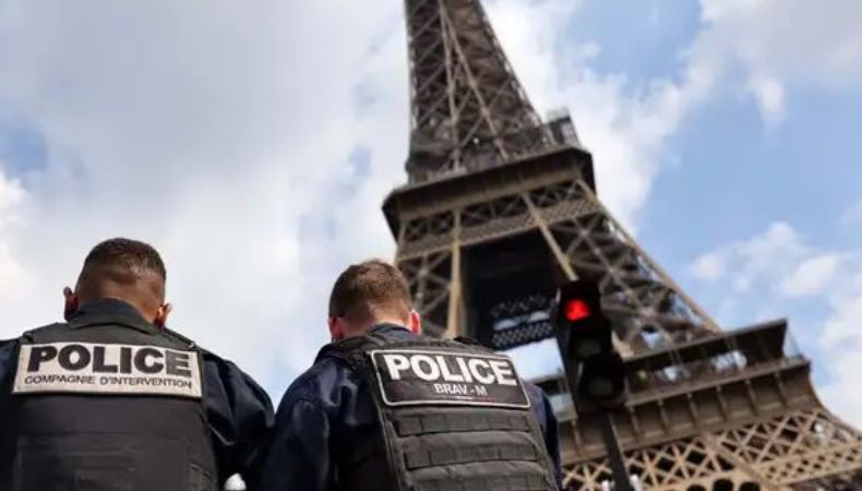 Evacuan a turistas de la Torre Eiffel tras alerta de bomba