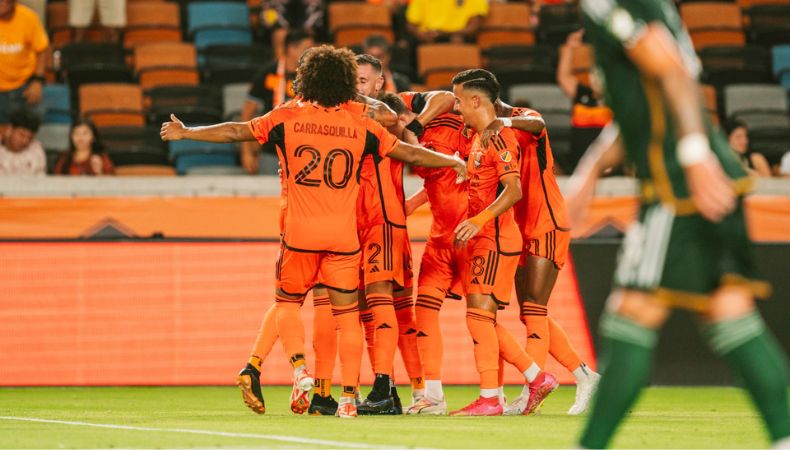 De lujo, asistencia de taco y gol por encima del portero