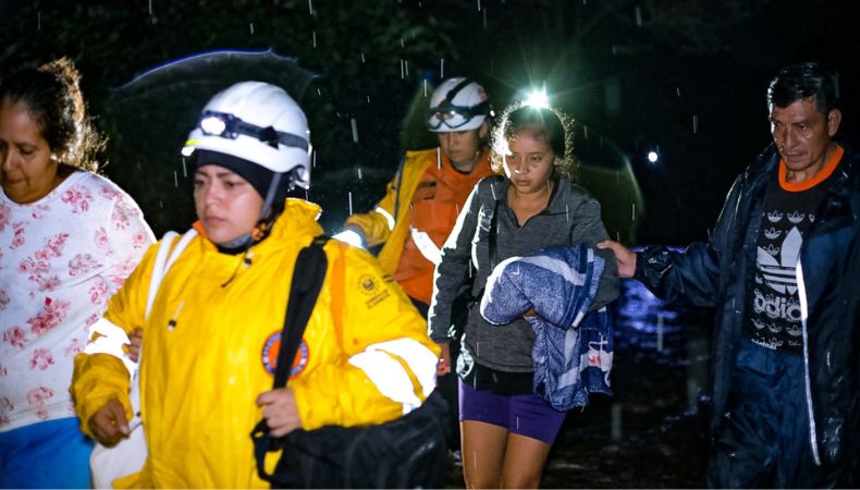 Varias personas son evacuadas por las fuertes lluvias en La Libertad