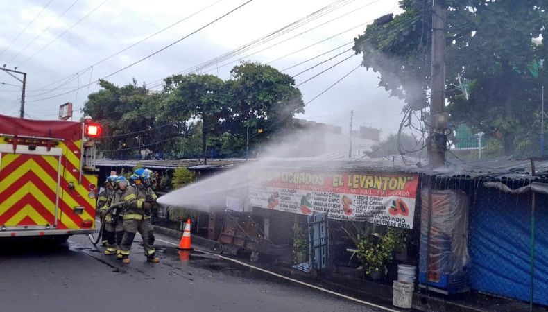 Ahora | Bomberos controla incendio originado en un poste del tendido eléctrico