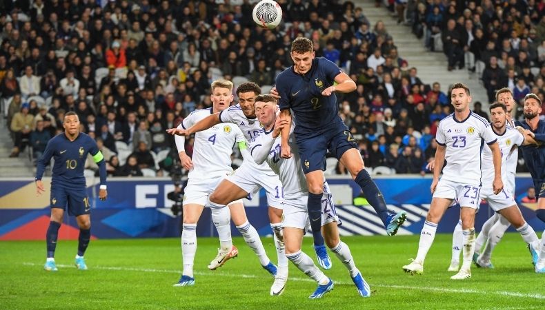 Francia le da la vuelta en 13 minutos y supera a Escocia