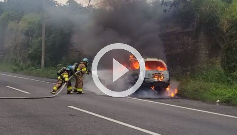 Vehiculo incendiado en Comalapa