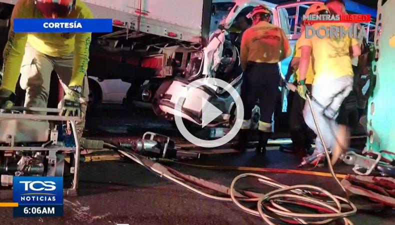 Conductor se accidenta al impactar contra un camión