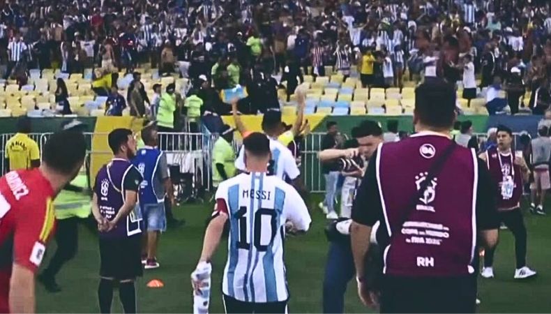 Argentina se retiró de la cancha por incidentes en la tribuna