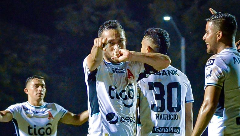 Alianza goleó al Fuerte y está cerca de las semifinales del Apertura