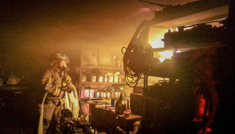 Controlan incendio en un taller automotriz