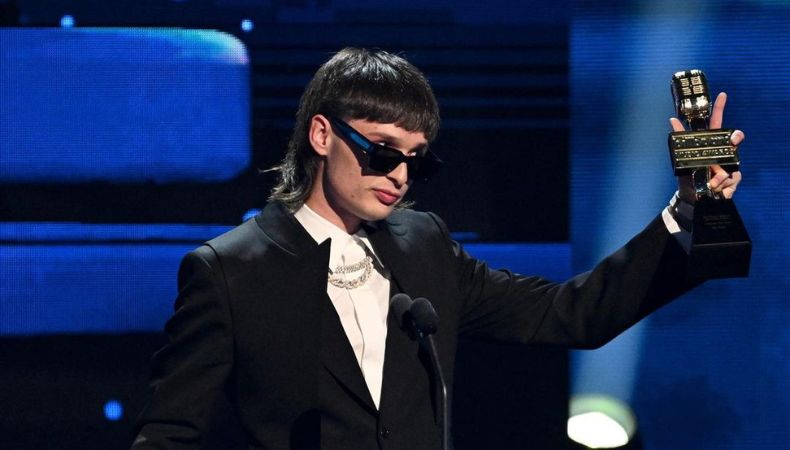 Peso Pluma se convierte en el artista más visto en YouTube en Estados Unidos