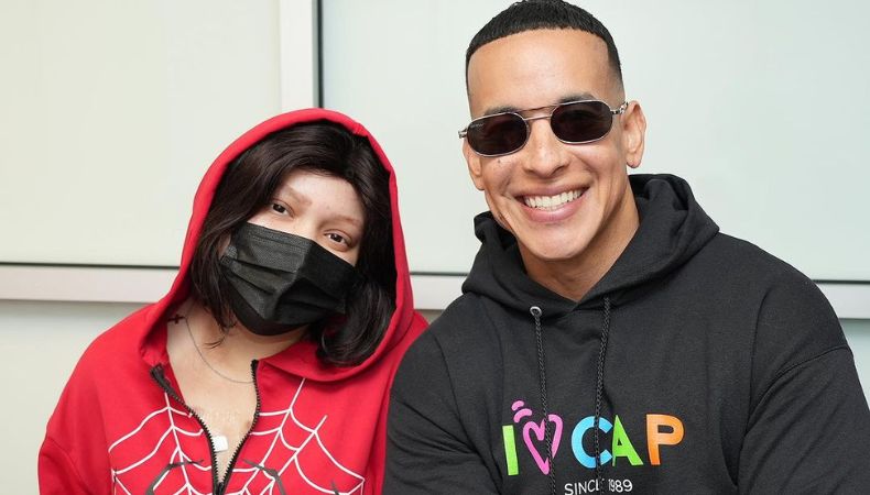 Daddy Yankee visita a pacientes de hospital pediátrico