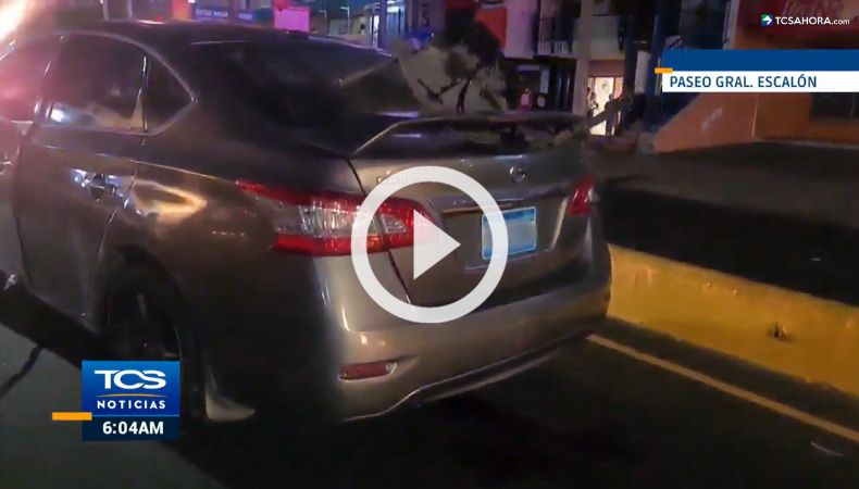 Conductor impactó contra los separadores en el Paseo General Escalón