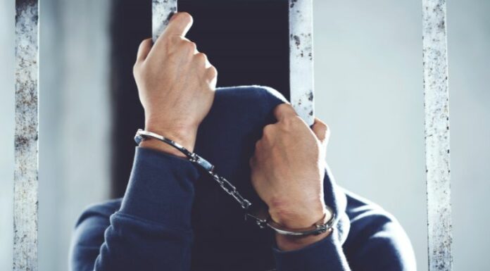 Según el reporte de las autoridades, el detenido está vinculado al homicidio de un hombre que ocurrió en Santa Ana.