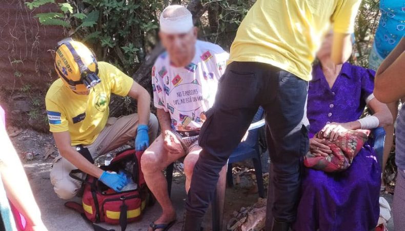 Dos ancianos resultaron con quemaduras tras explosión de tambo de gas