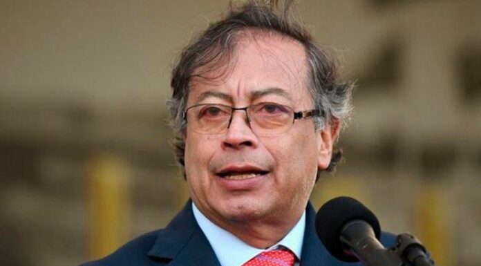 Gustavo Petro pide la renuncia del gabinete