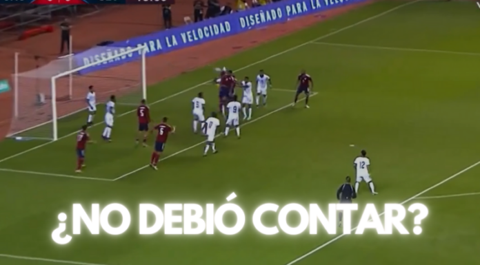 Mario González atrapando un balón con la selección de El Salvador