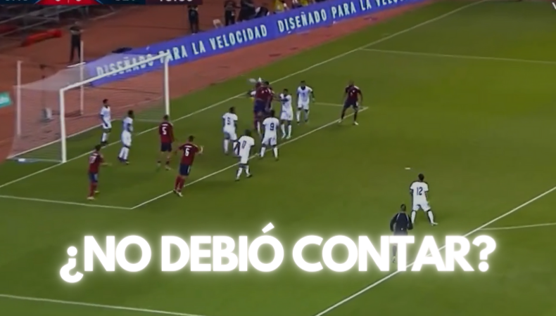 Mario González atrapando un balón con la selección de El Salvador