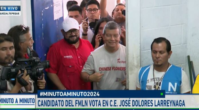 El candidato a la presidencia, Manuel Flores, ejerce su voto