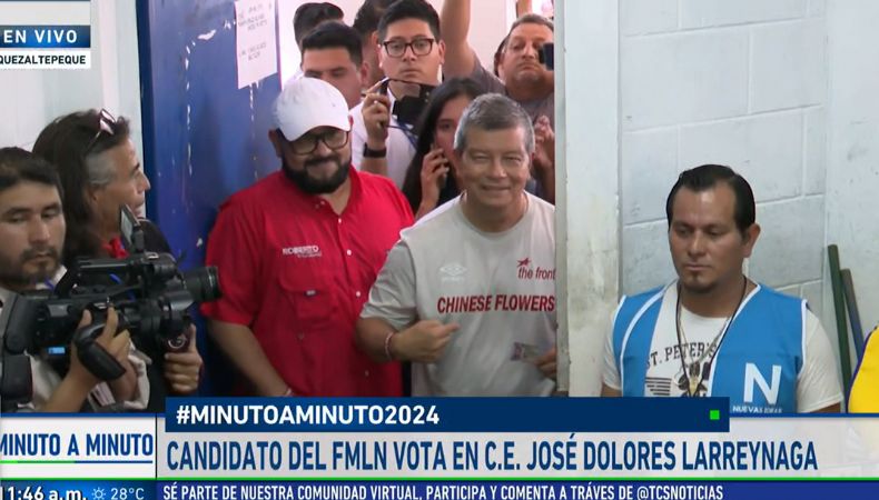 El candidato a la presidencia, Manuel Flores, ejerce su voto