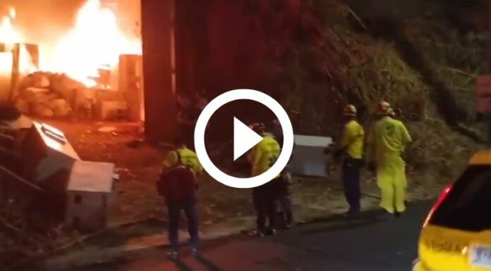 Voraz incendio en bodega carretera a Los Planes de Renderos