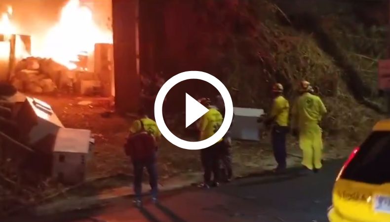 Voraz incendio en bodega carretera a Los Planes de Renderos