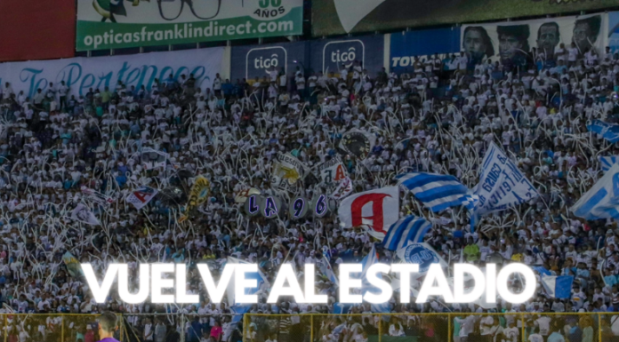 Barra Brava y Ultra Blanca apoyando al Alianza Fútbol Club