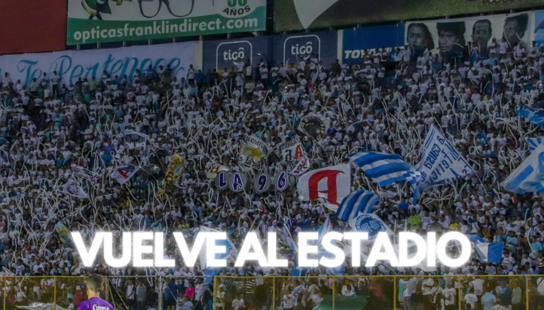 Barra Brava y Ultra Blanca apoyando al Alianza Fútbol Club