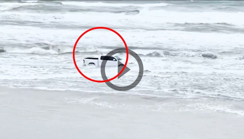 En Estados Unidos, detuvieron a un hombre que condujo su camioneta en el mar.