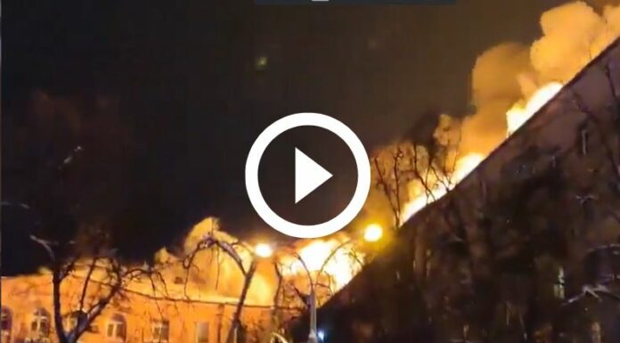 Fuerte incendio en un edificio residencial de Moscú