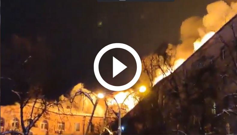 Fuerte incendio en un edificio residencial de Moscú