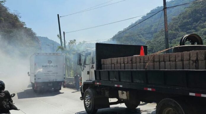 La PNC informa sobre un camión incendiado en un tramo de Los Chorros.