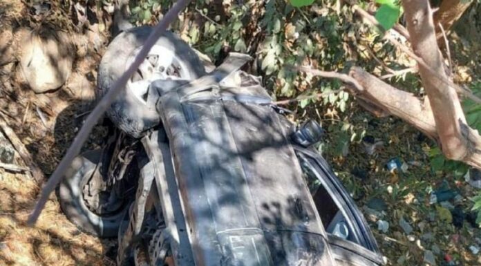 Automóvil cae a un barranco en el cantón San Antonio, San Vicente