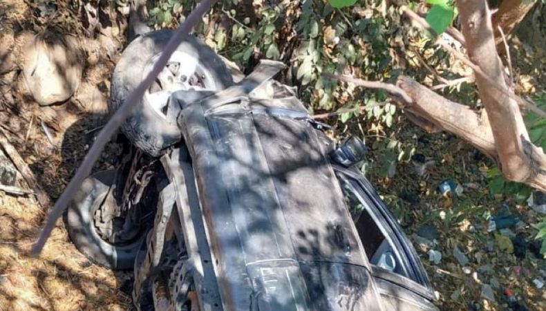 Automóvil cae a un barranco en el cantón San Antonio, San Vicente