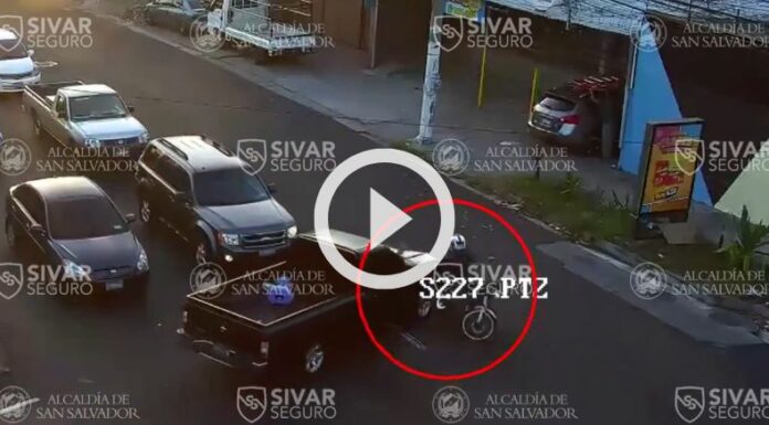 Una cámara de vigilancia captó un accidente de tránsito en la calle San Antonio Abad.